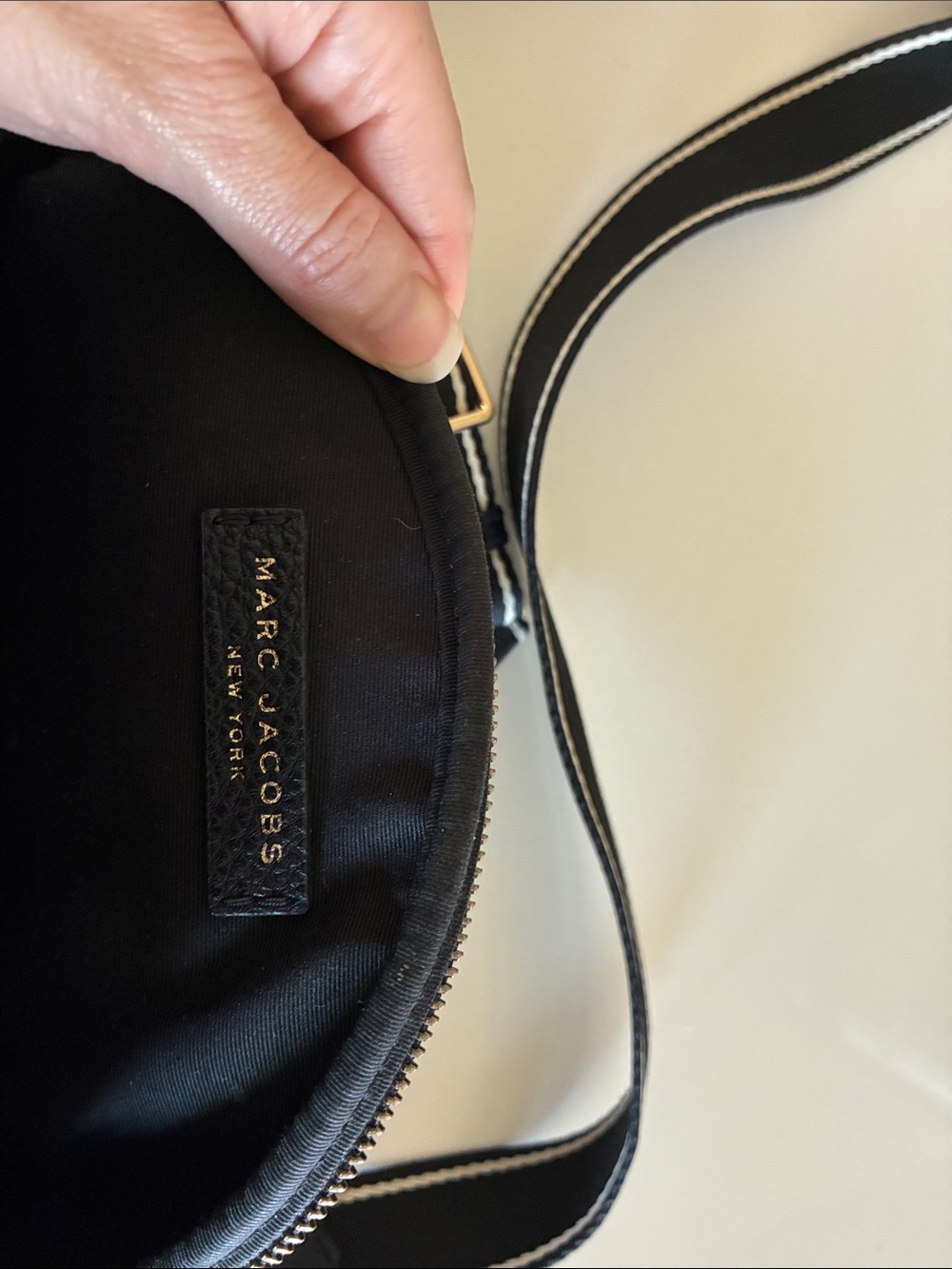 Marc Jacobs Black Pebbled Leather Round Crossbody with Gold Hardware - Picture 4 of 4